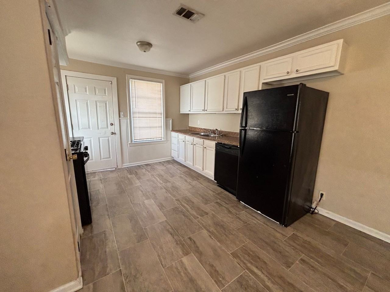 224 E Linden St - Photo 4 of 8