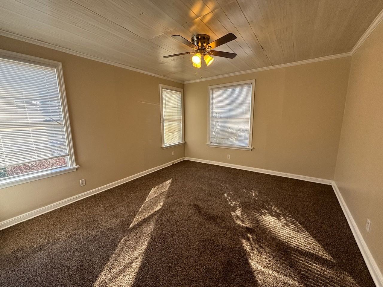 224 E Linden St - Photo 7 of 8