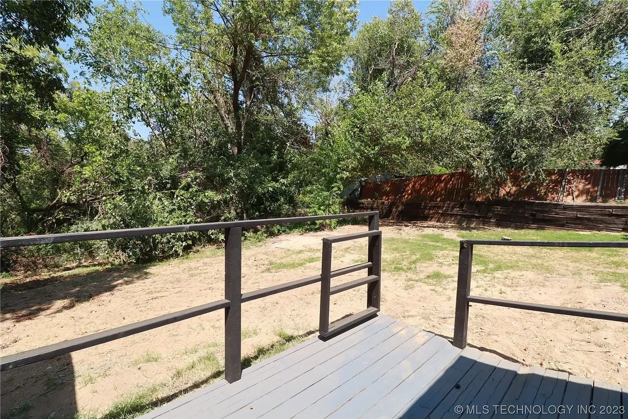 633 Loop Dr - Photo 2 of 37