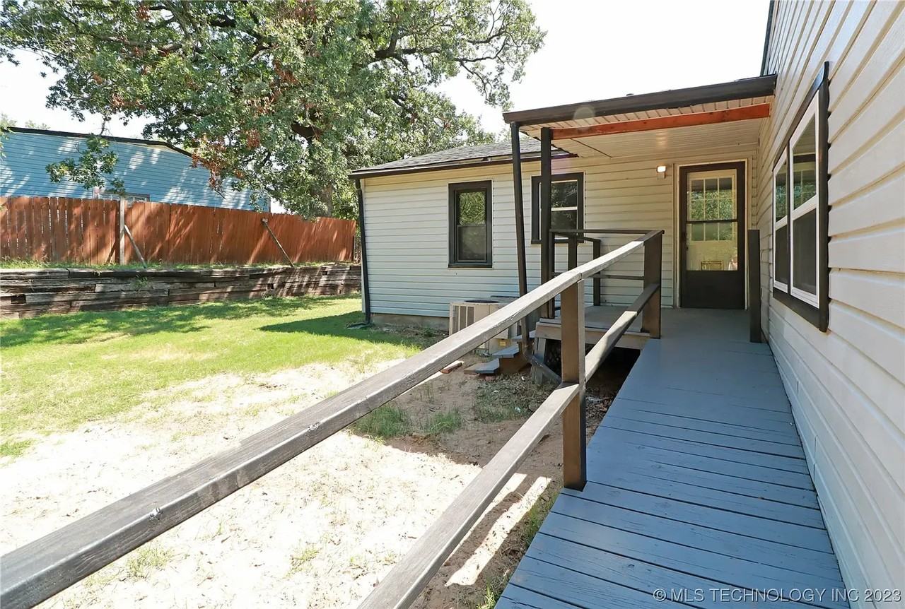 633 Loop Dr - Photo 3 of 37