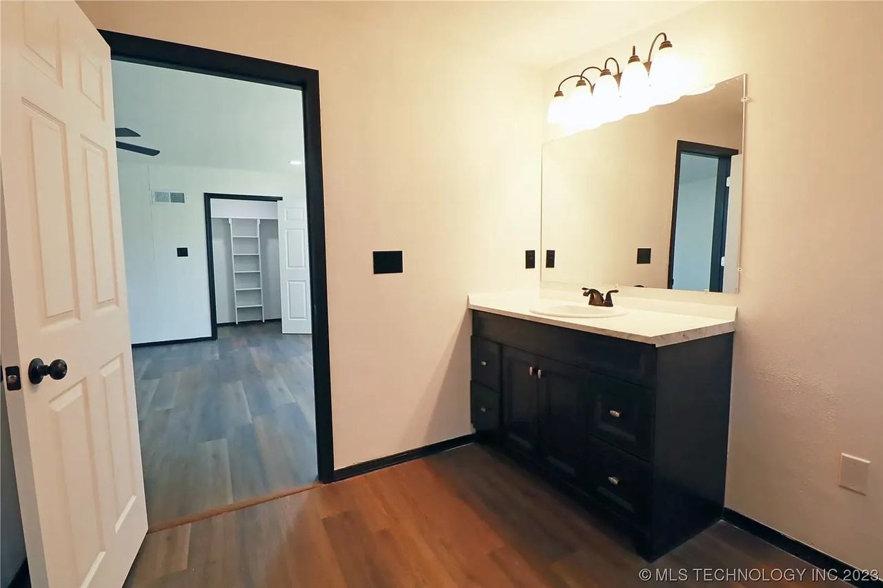 633 Loop Dr - Photo 5 of 37