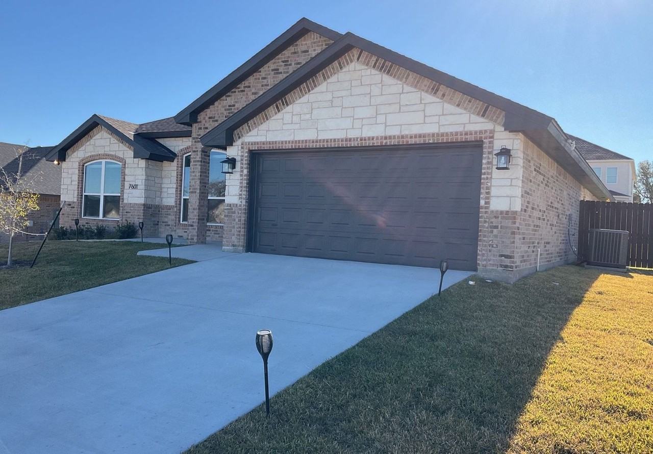 7601 Iridium Dr - Photo 2 of 27