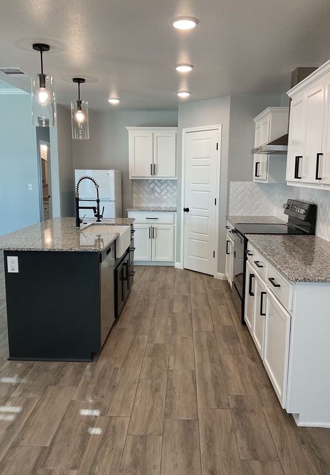 7601 Iridium Dr - Photo 3 of 27