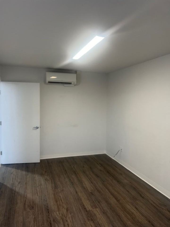 967 Lawnsdale Rd - Photo 4 of 9