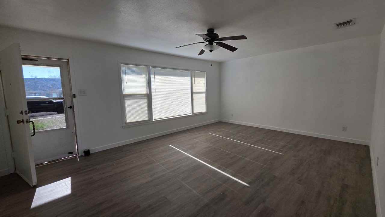 2424 Waco St - Photo 4 of 9