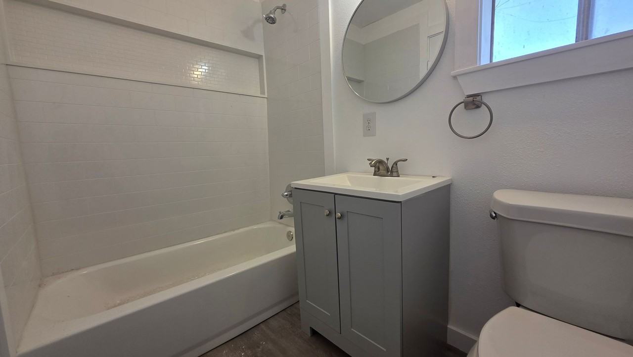 2424 Waco St - Photo 6 of 9