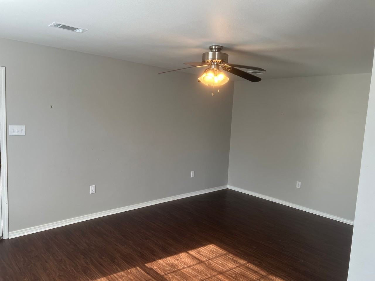 340 S Davis St - Photo 3 of 11