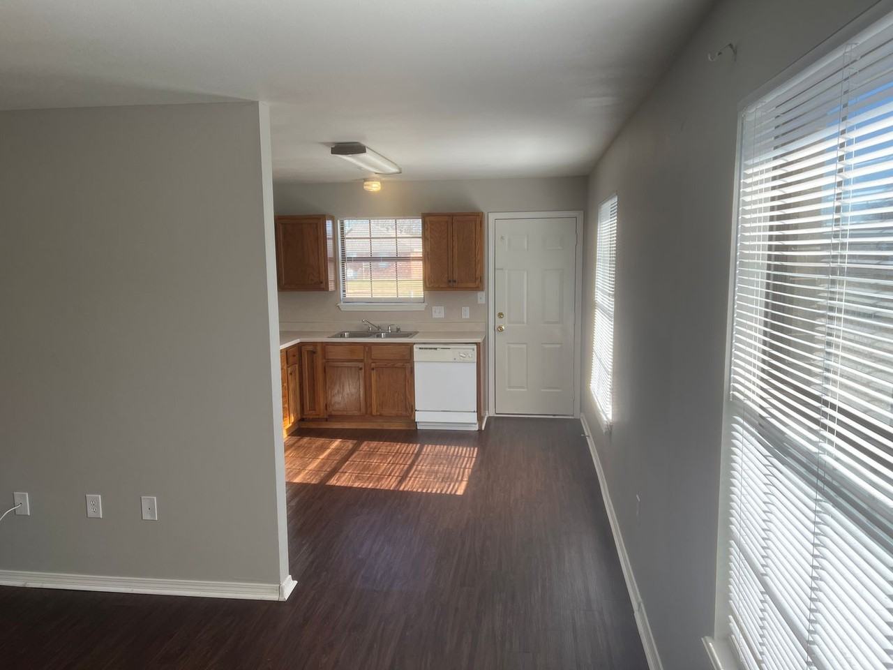 340 S Davis St - Photo 4 of 11