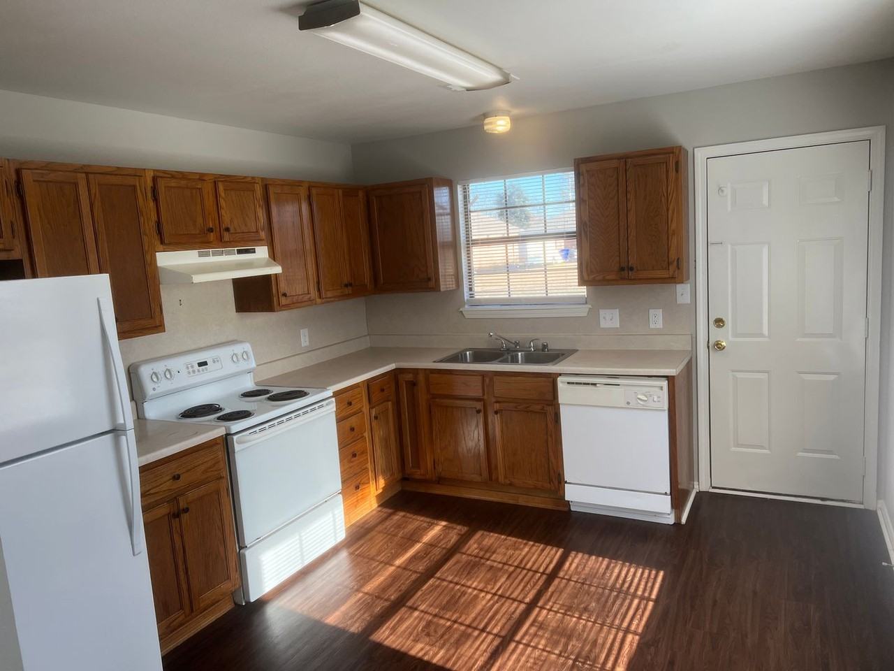 340 S Davis St - Photo 5 of 11