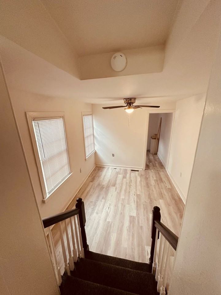 118 S Queen St - Photo 4 of 10