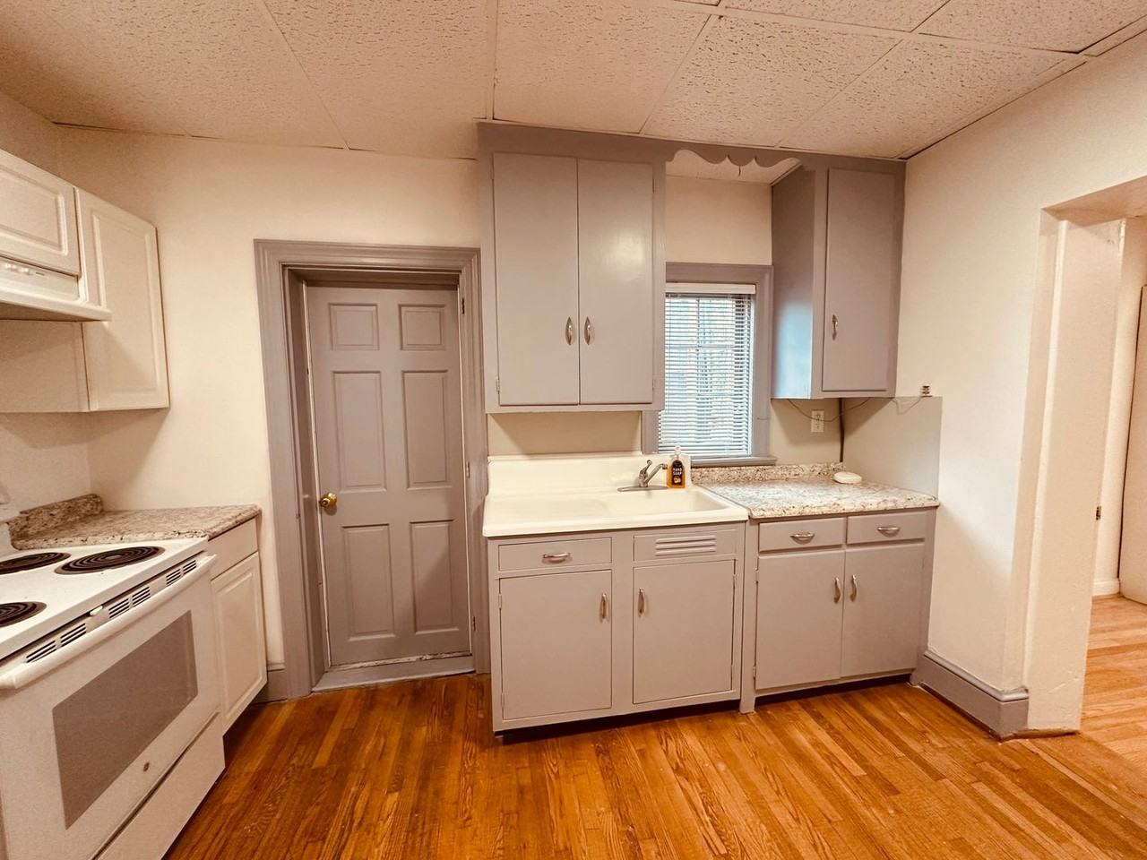 102 E King St - Photo 2 of 9