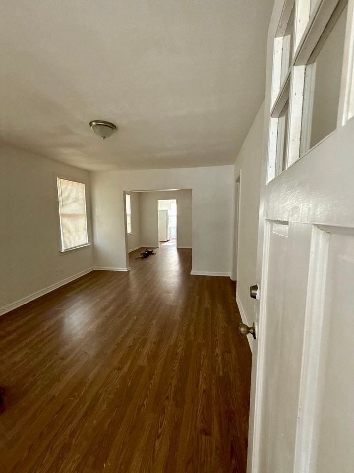 2064 W 18th St - Photo 3 of 12