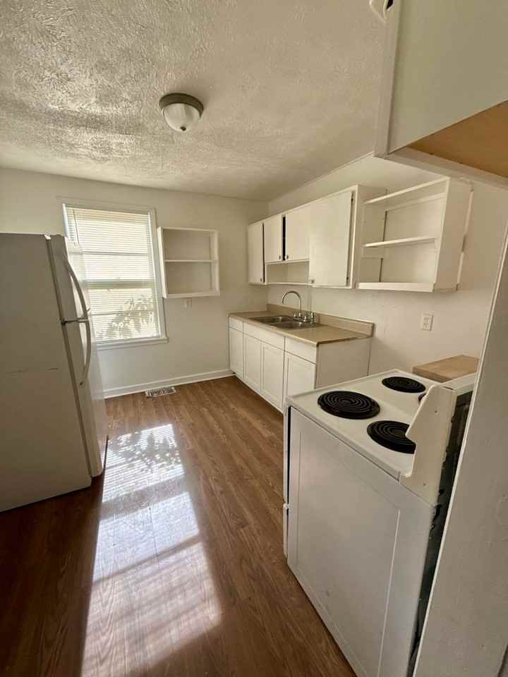 2064 W 18th St - Photo 4 of 12