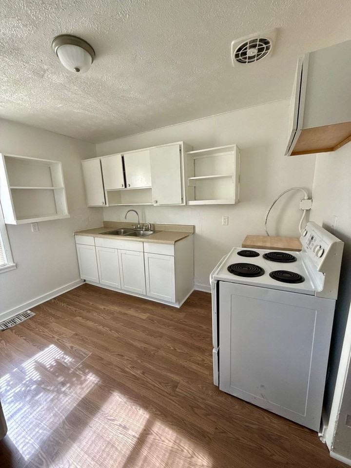 2064 W 18th St - Photo 5 of 12