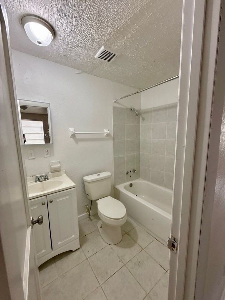 2064 W 18th St - Photo 6 of 12