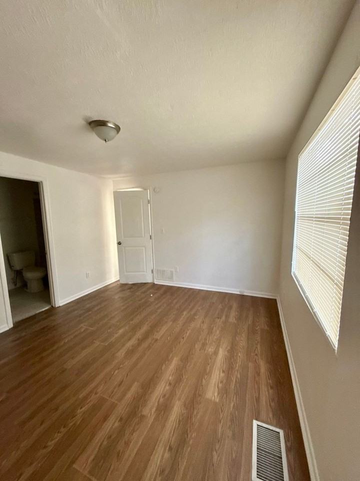 2064 W 18th St - Photo 7 of 12