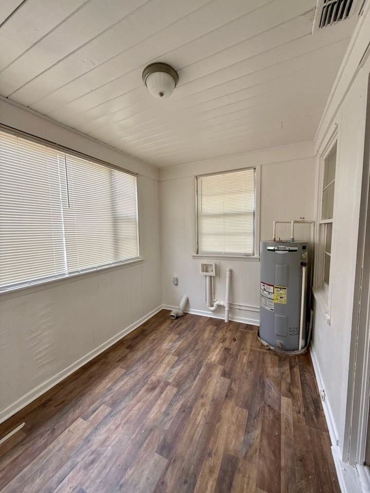 2064 W 18th St - Photo 6 of 10