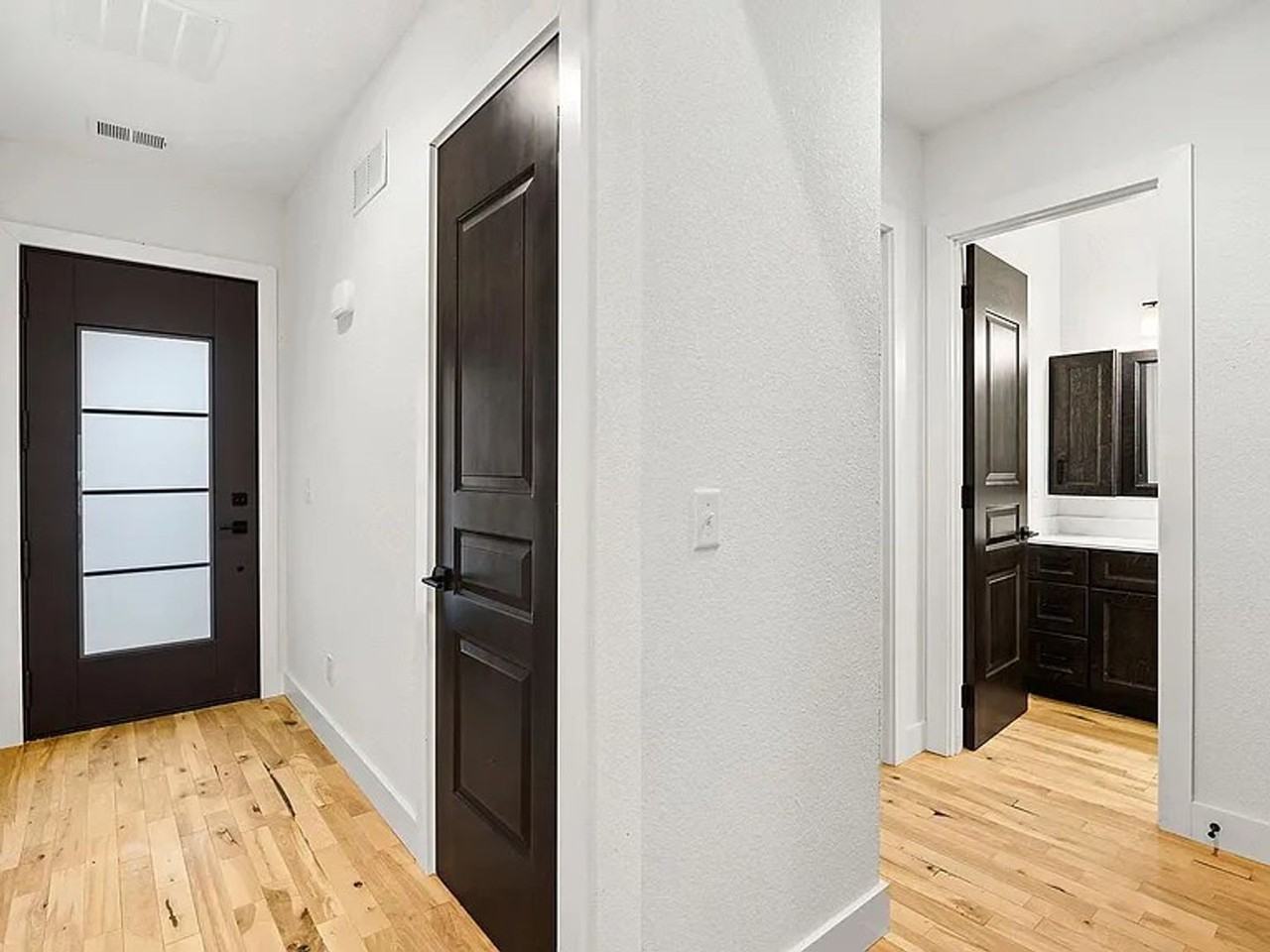 105 105 & 107 E. Maplewood Ln. - Photo 3 of 22