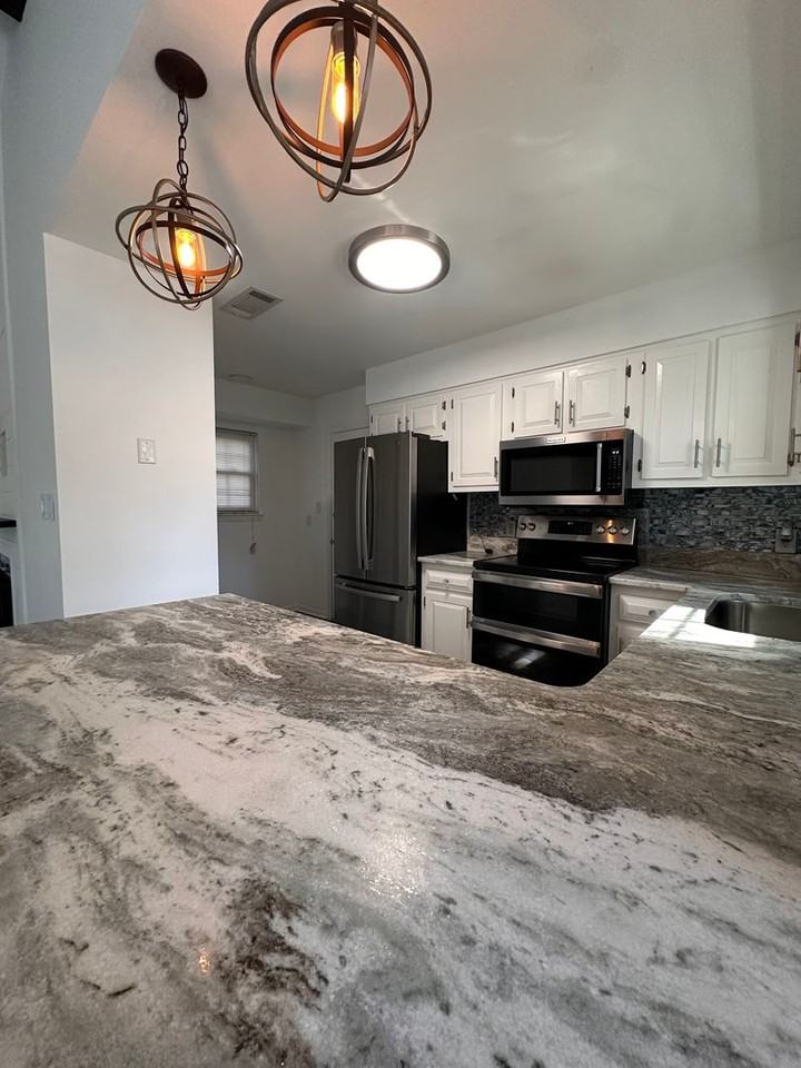 655 Forest Shore Dr - Photo 4 of 35