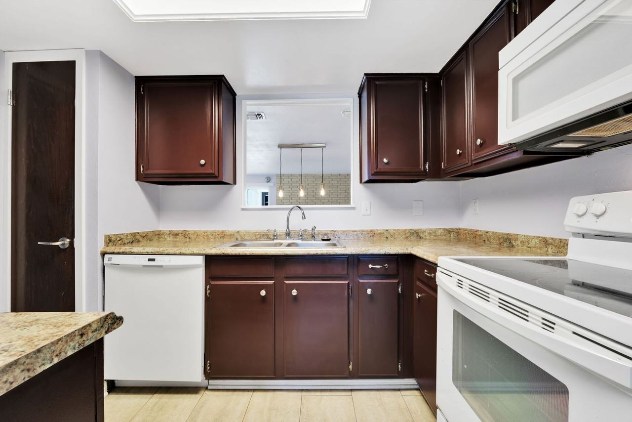 11303 Vance Jackson Rd - Photo 5 of 19