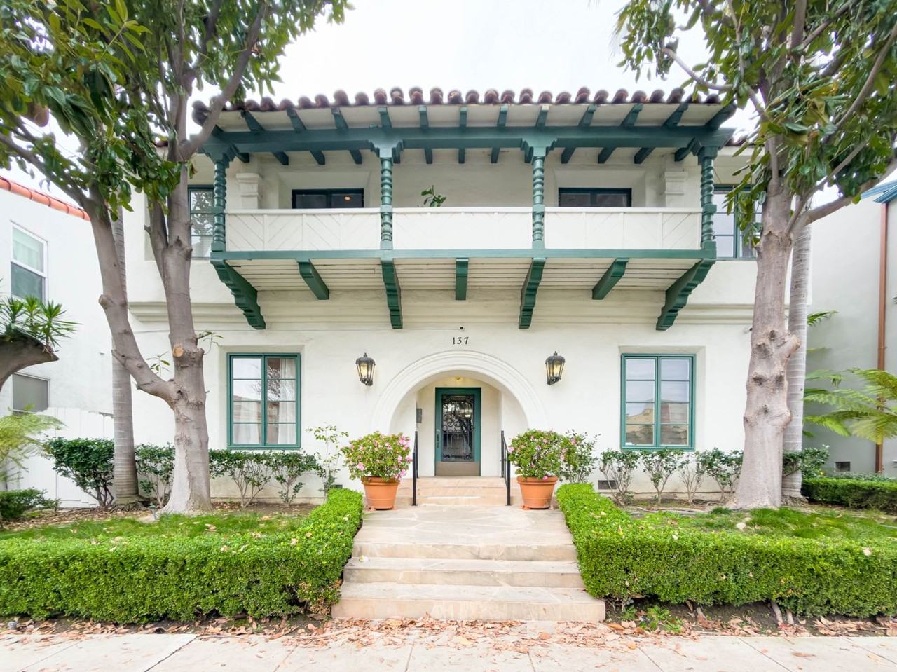 137 S Roxbury Dr - Photo 2 of 11