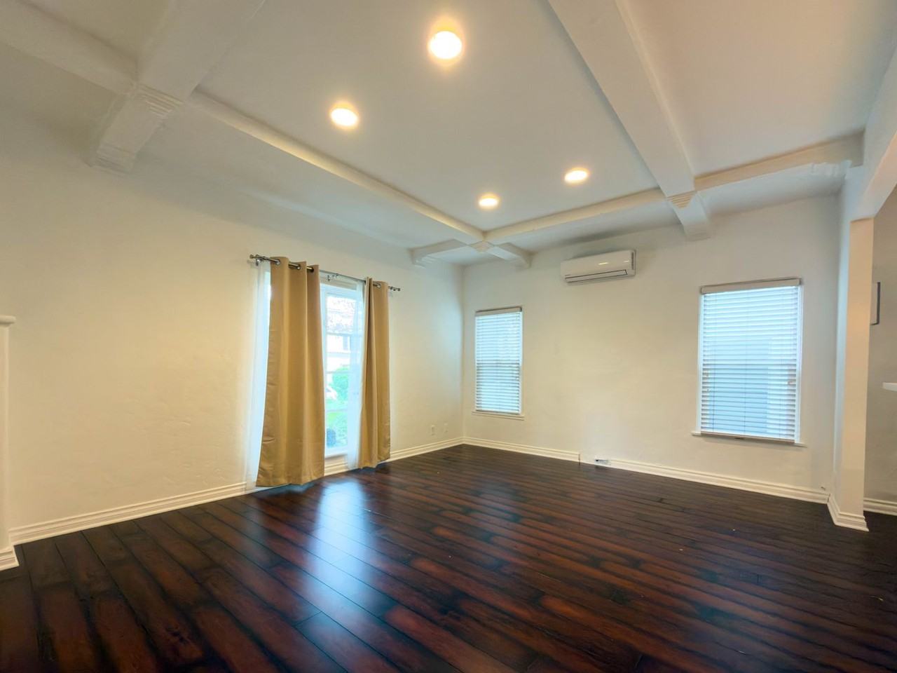 137 S Roxbury Dr - Photo 3 of 11