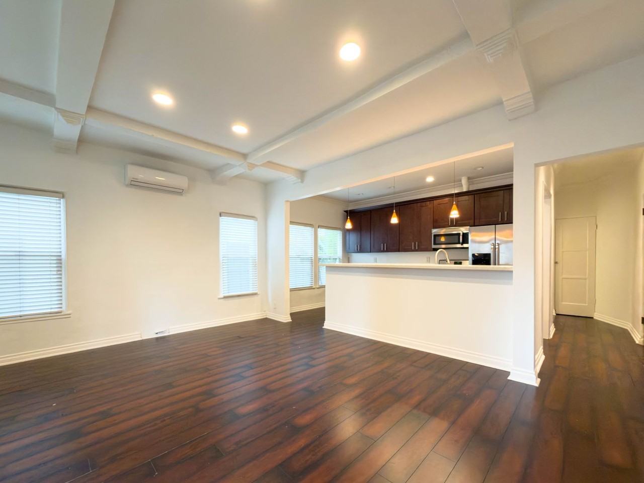 137 S Roxbury Dr - Photo 4 of 11