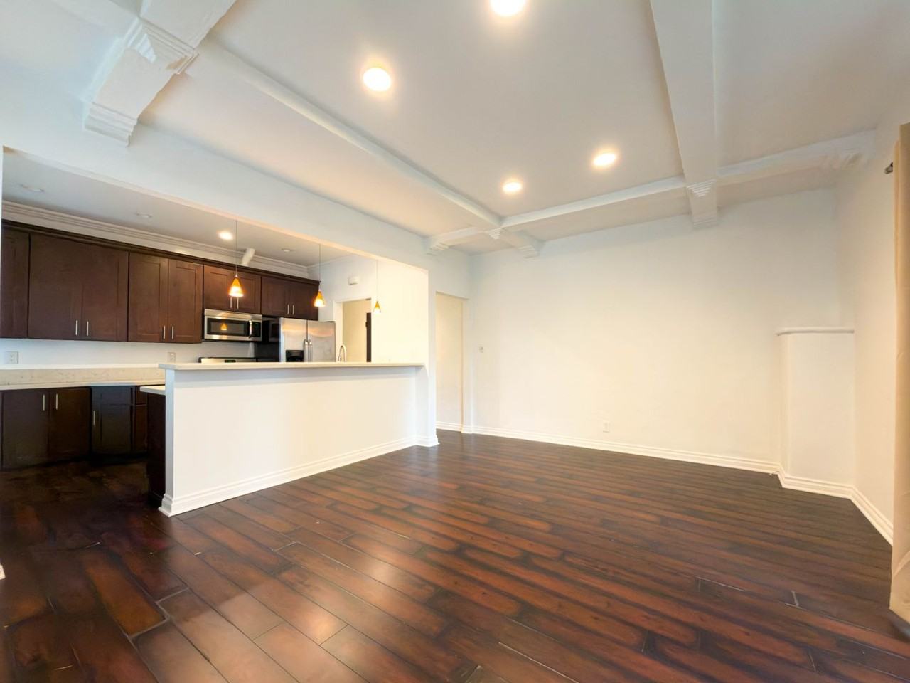 137 S Roxbury Dr - Photo 5 of 11