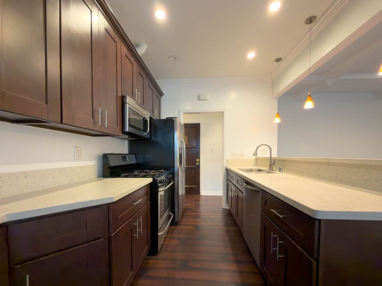 137 S Roxbury Dr - Photo 6 of 11