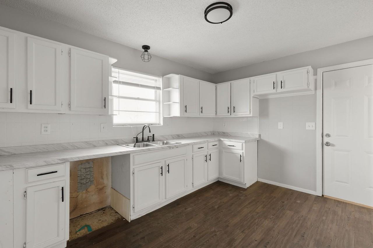 10130 Tullis Ave - Photo 2 of 26