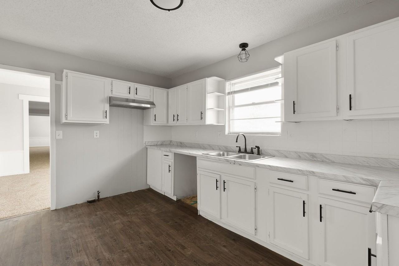 10130 Tullis Ave - Photo 3 of 26