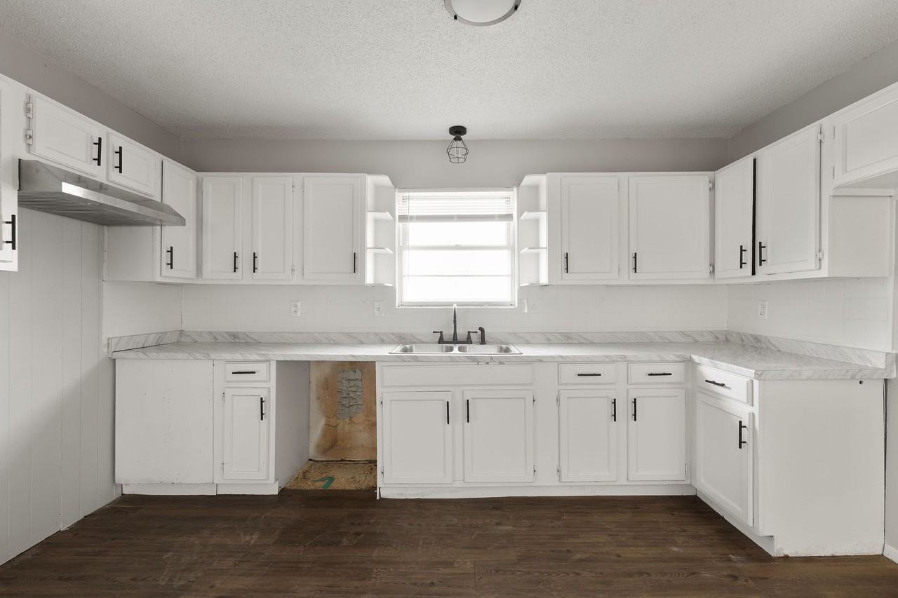 10130 Tullis Ave - Photo 5 of 26