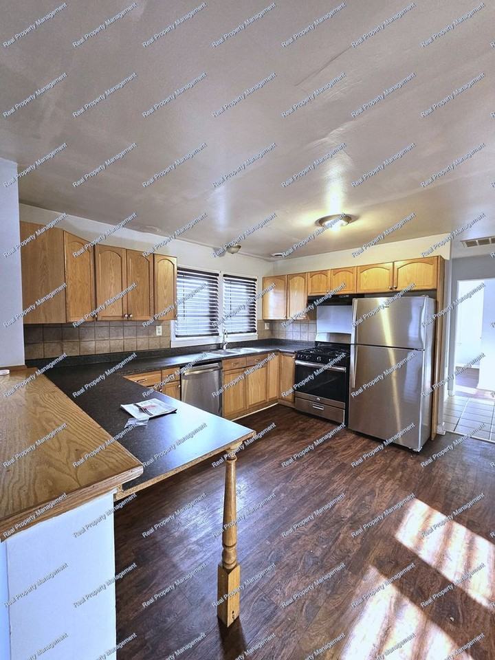 3714 Swift St - Photo 4 of 15