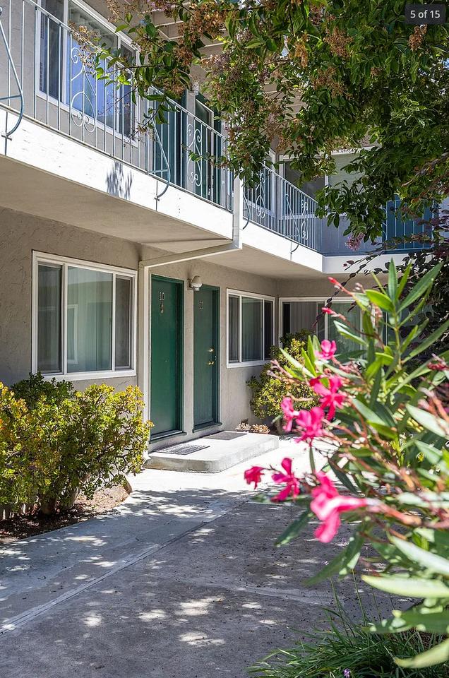 262 Mariposa Ave - Photo 6 of 15