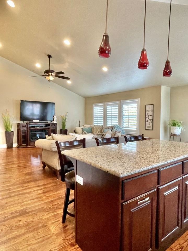 1267 N 1285 W - Photo 7 of 34