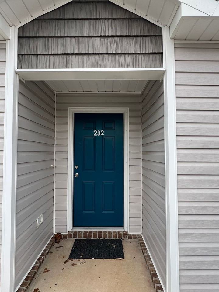 232 Charleston Dr - Photo 2 of 2