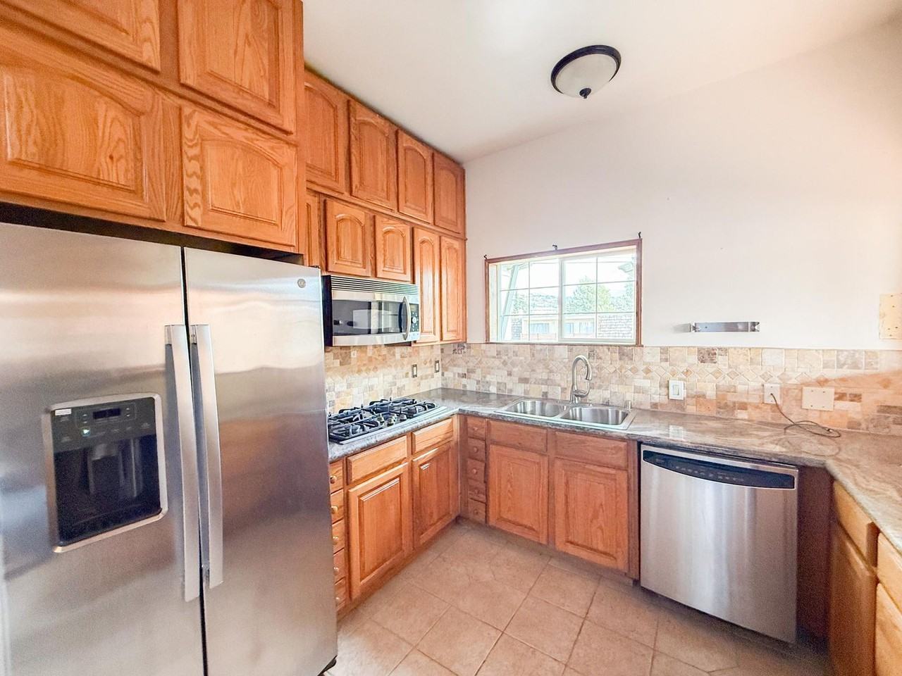 3427 Laguna Ave - Photo 6 of 36