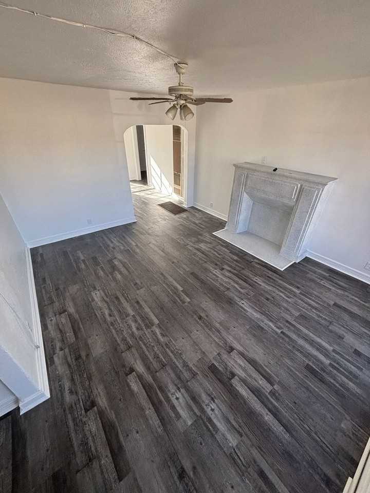 1321 Oak St - Photo 2 of 8