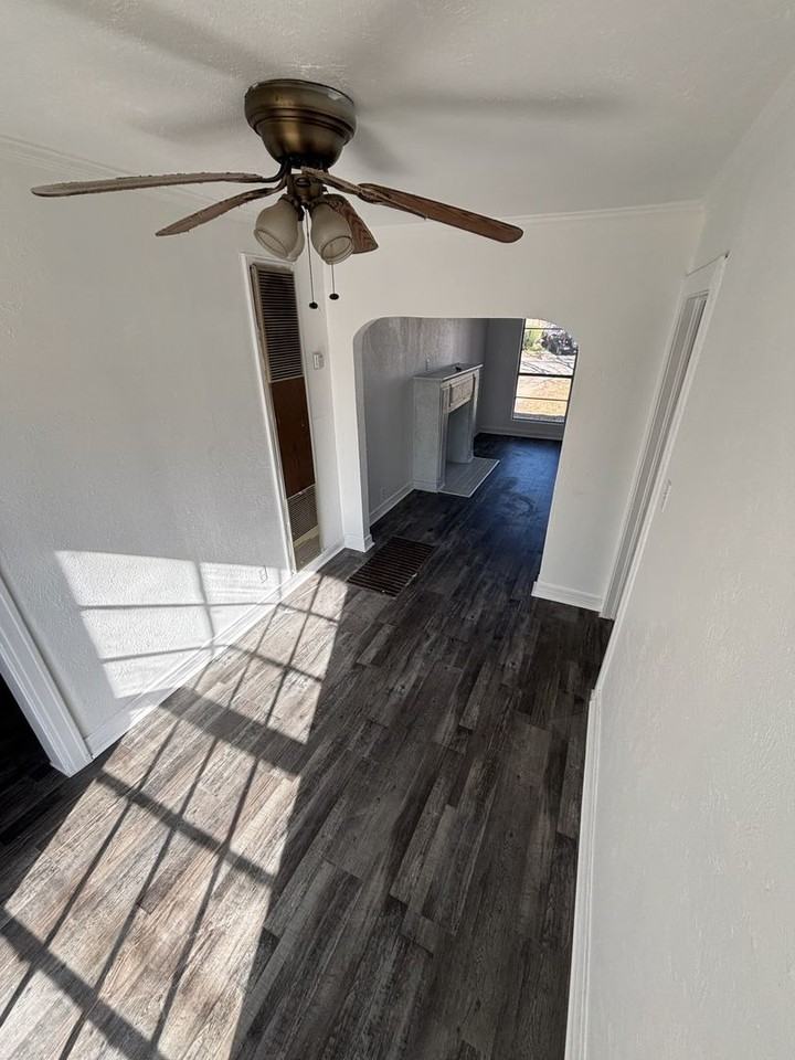 1321 Oak St - Photo 3 of 8