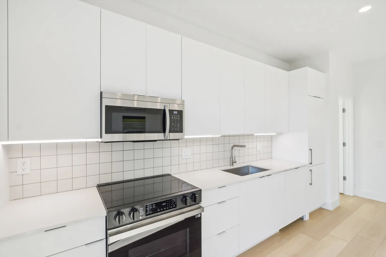 2406 Frankford Ave - Photo 4 of 29