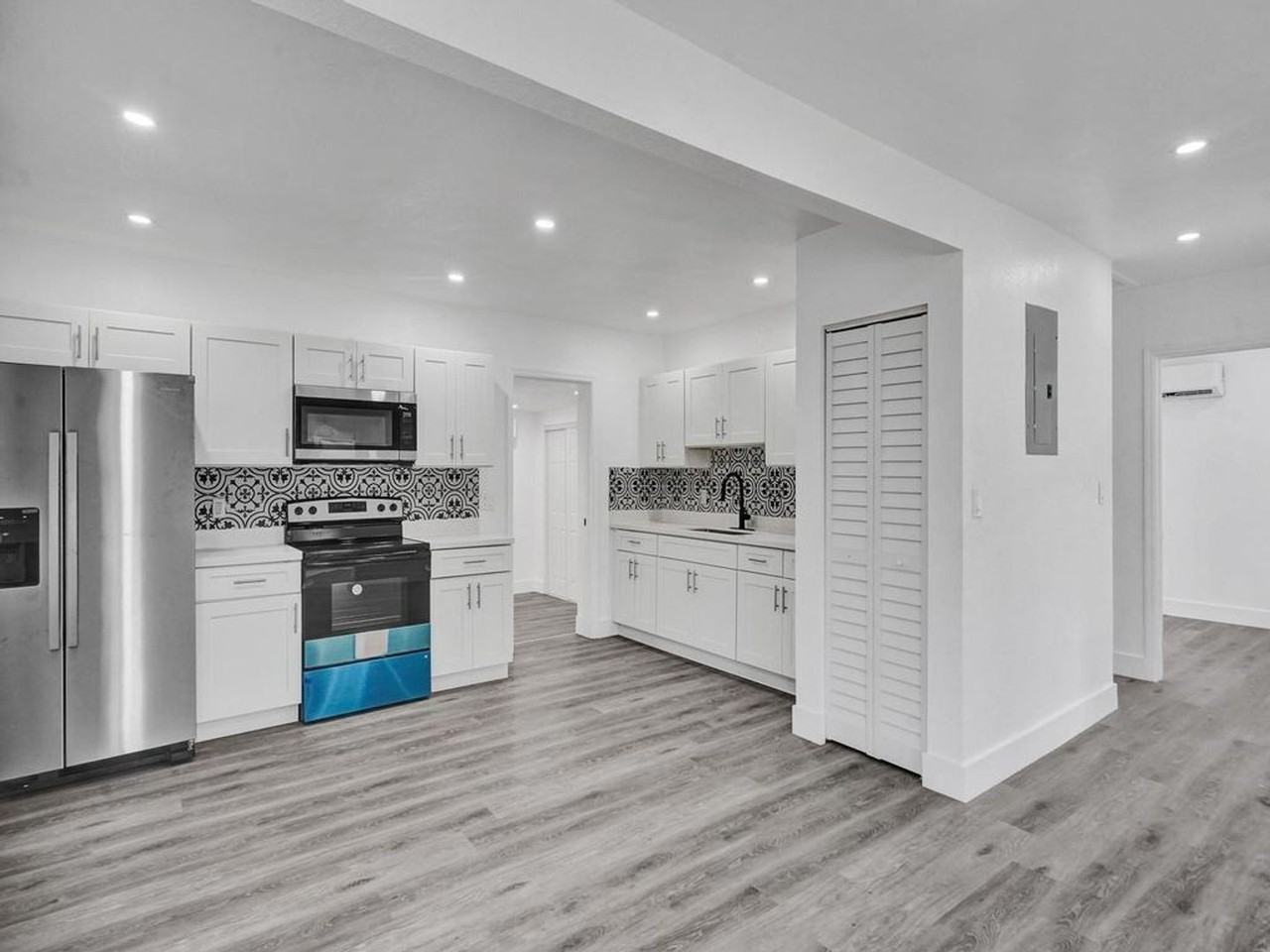 940 Sw 28th St - Photo 2 of 16