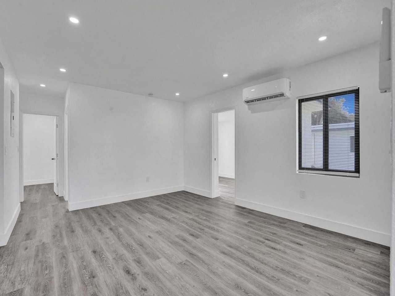 940 Sw 28th St - Photo 3 of 16