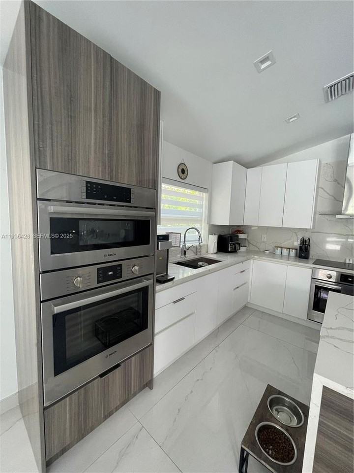 3315 Sw 49th St - Photo 3 of 31