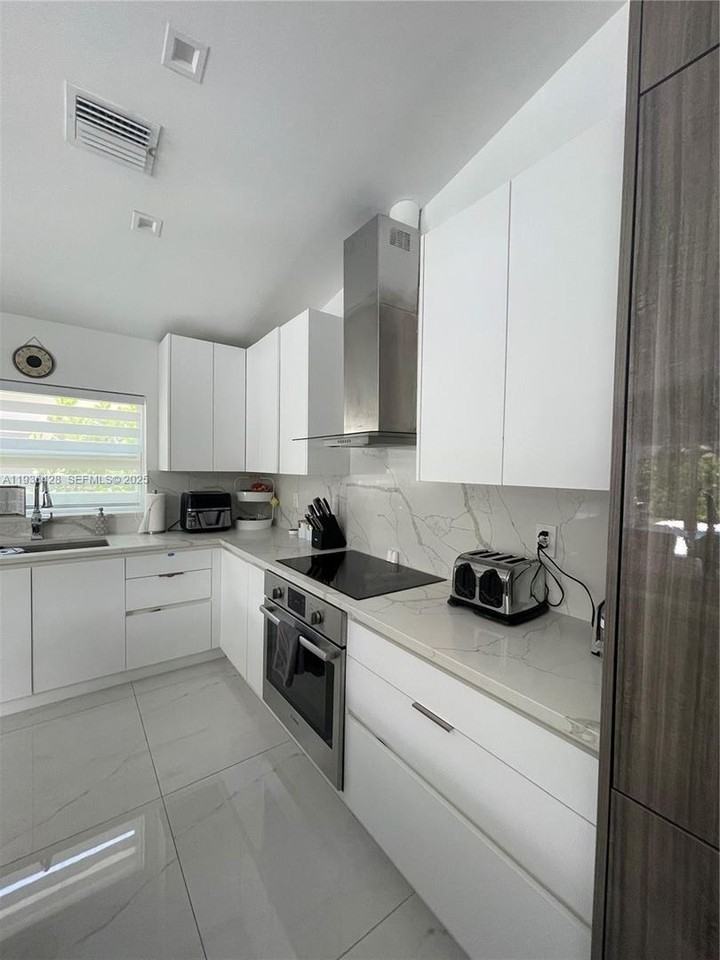 3315 Sw 49th St - Photo 4 of 31