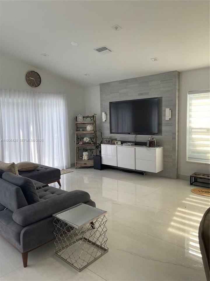 3315 Sw 49th St - Photo 5 of 31