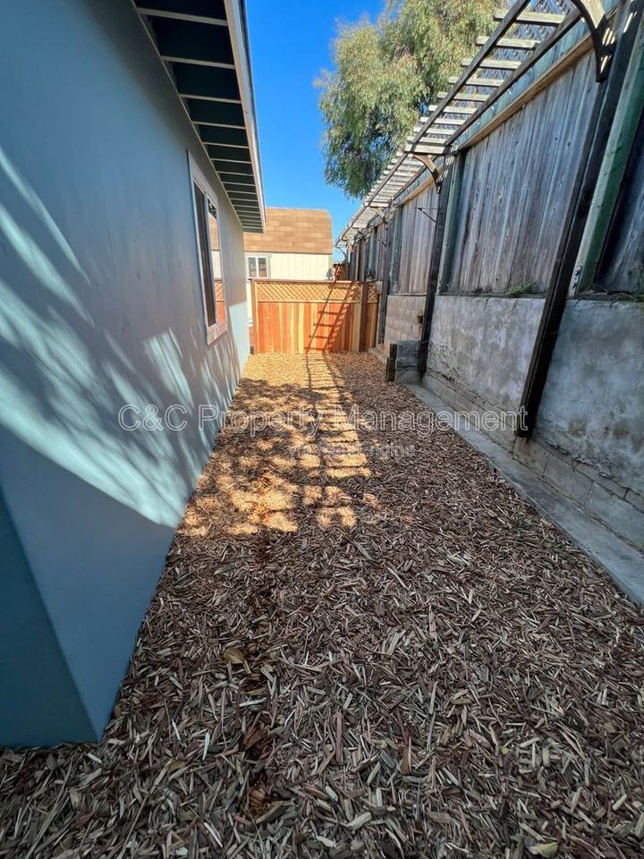 1478 Darwin St #A - Photo 3 of 9