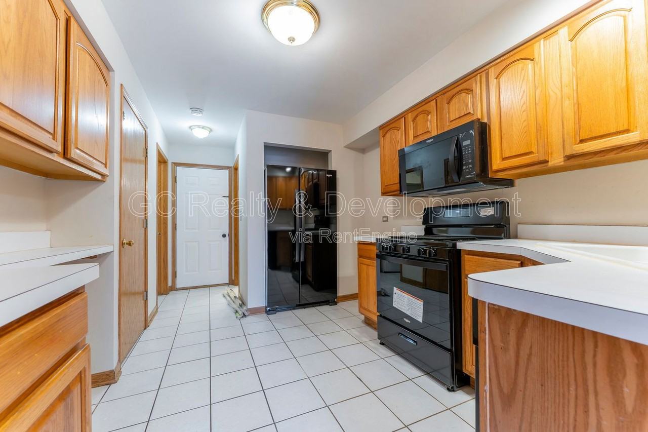 435 Park Ave - Photo 5 of 20