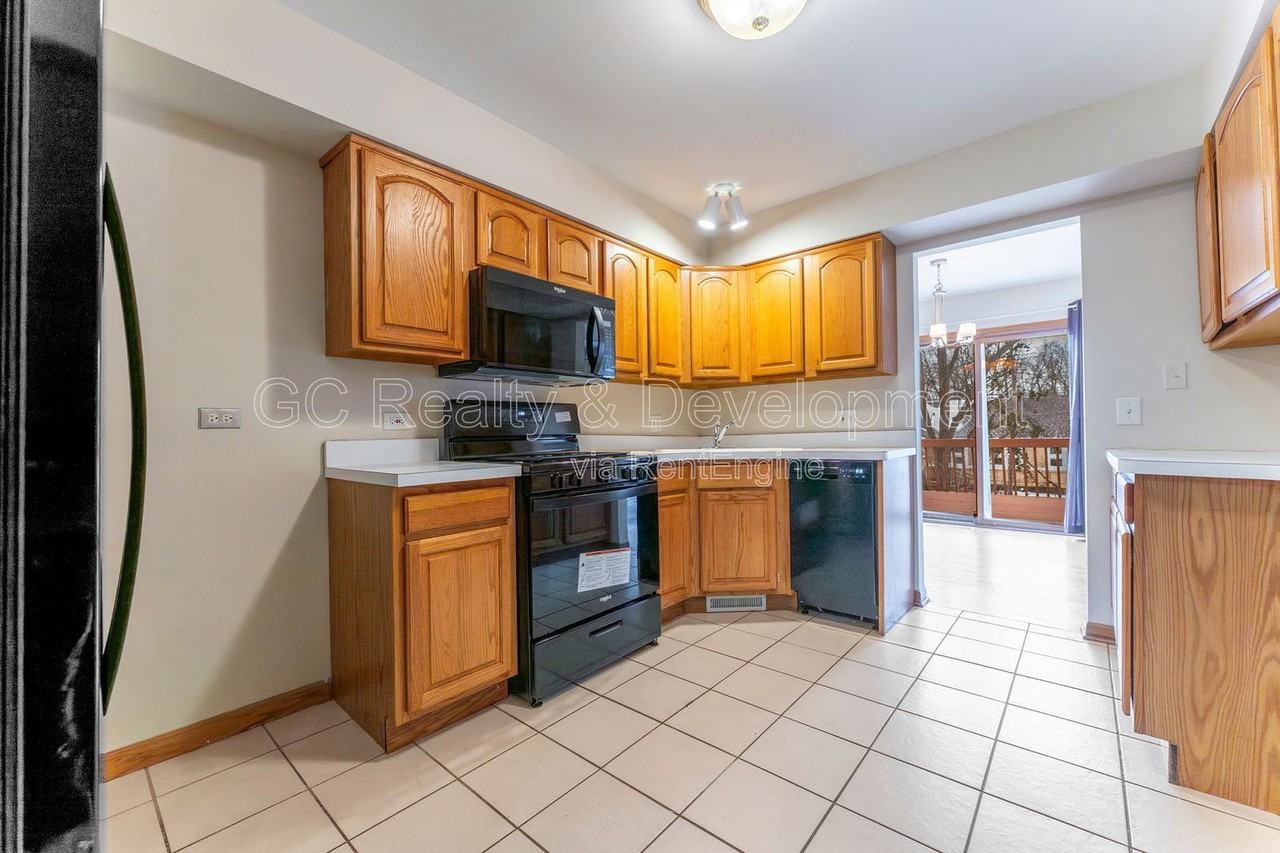 435 Park Ave - Photo 6 of 20