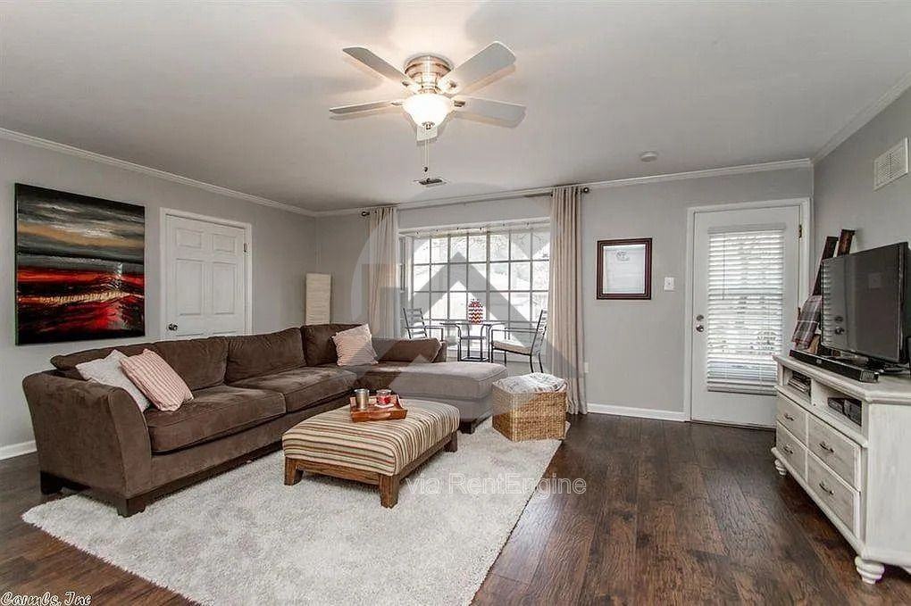 702 S Elizabeth St - Photo 4 of 11