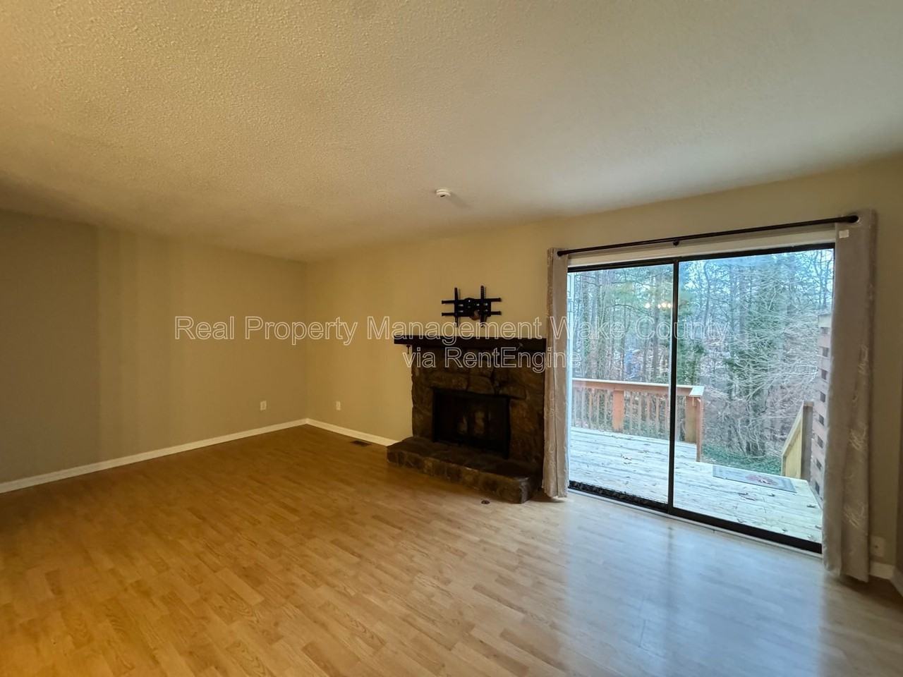 5754 Pool Side Dr - Photo 4 of 33